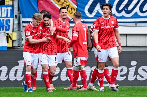 Durften einen Derbysieg bejubeln: Die Profis des 1. FC Kaiserslautern. Foto: Uwe Anspach/dpa
