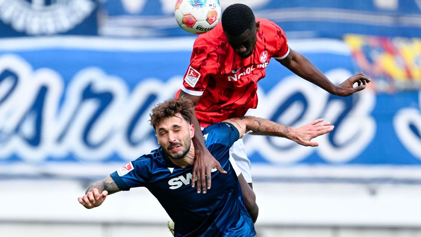 Unterlegen: Fabian Schleusener und der KSC verlieren gegen Kaiserslautern und Maxwell Gyamfi Foto: Uwe Anspach/dpa