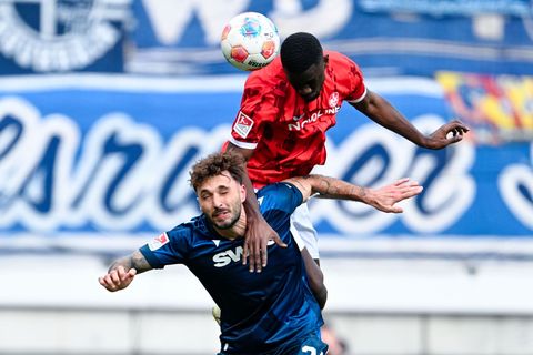 Unterlegen: Fabian Schleusener und der KSC verlieren gegen Kaiserslautern und Maxwell Gyamfi Foto: Uwe Anspach/dpa