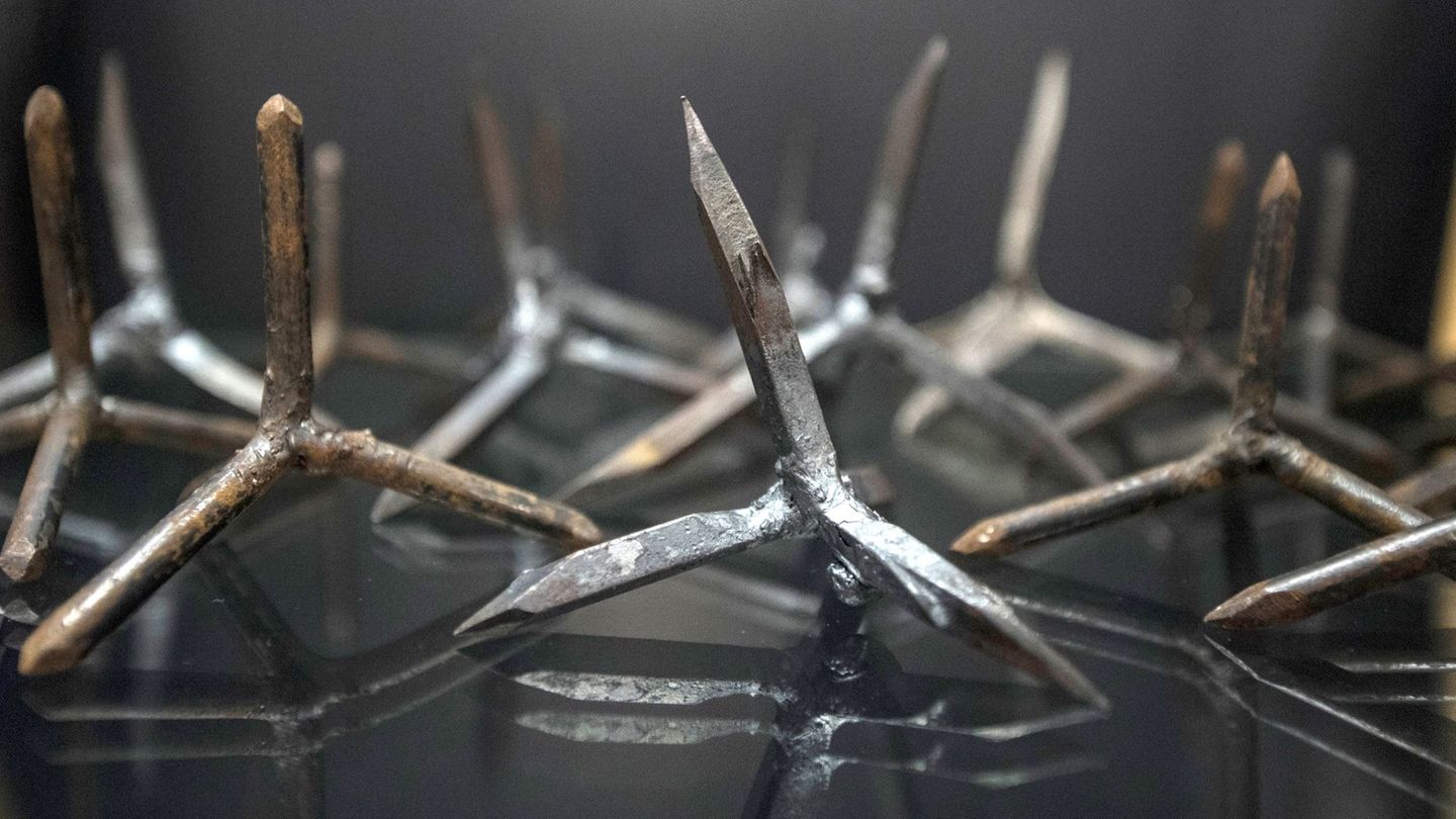 An verschiedenen Stellen sollen die Täter die Krähenfüße ausgelegt haben. (Symbolbild) Foto: Boris Roessler/dpa