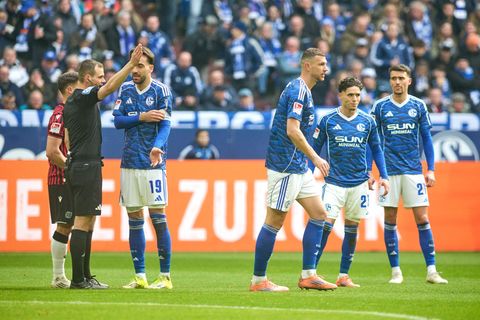 Die Rote Karte für Dzeko in der 52. Minute war für Schalke der Anfang vom Ende: Sie verspielten anschließend eine 2:0-Führung. F