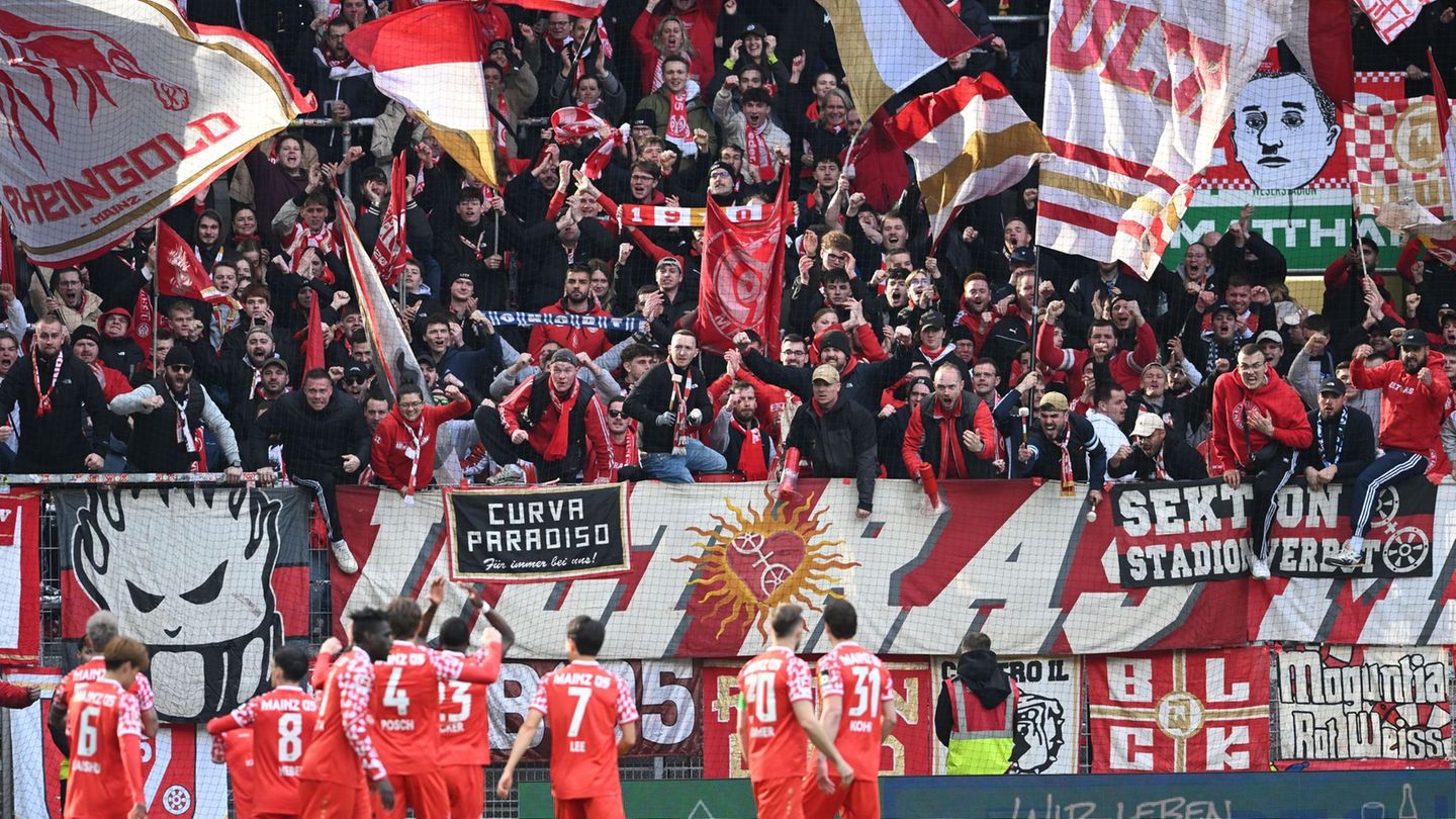 Das frühe 1:0 widmeten die Mainzer dem verletzten Silas. Foto: Carmen Jaspersen/dpa