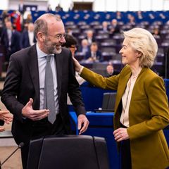 EU-Kommissionspräsidentin Ursula von der Leyen berührt EVP-Chef Manfred Weber an der Schulter