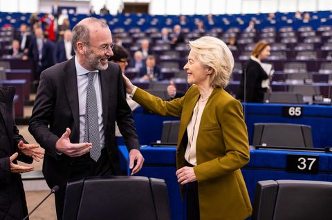 EU-Kommissionspräsidentin Ursula von der Leyen berührt EVP-Chef Manfred Weber an der Schulter