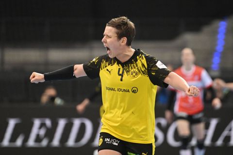 Jubelt über den Pokalerfolg: Nationalspielerin Alina Grijseels. Foto: Marijan Murat/dpa