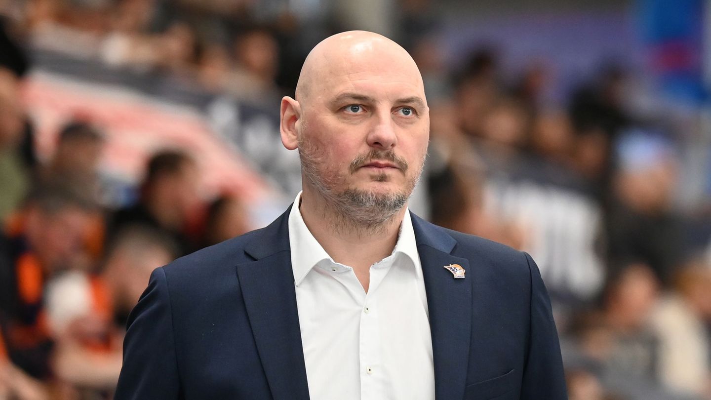 Trainer Przemyslaw Frasunkiewicz verlor mit den Rostock Seawolves gegen Chemnitz. (Archivbild) Foto: David Hammersen/dpa
