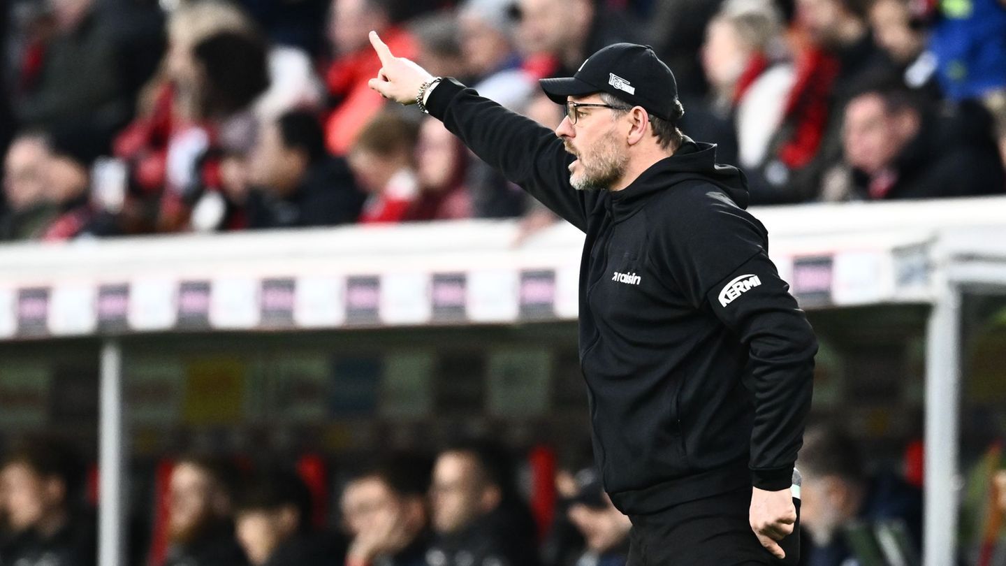 Wie gewohnt trieb Steffen Baumgart sein Team immer wieder an. Foto: Silas Stein/dpa