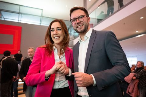 Wer wird neuer Oberbürgermeister oder neue Oberbürgermeisterin in der Brüder-Grimm-Stadt? CDU-Kandidatin Hemsley oder der Sozial