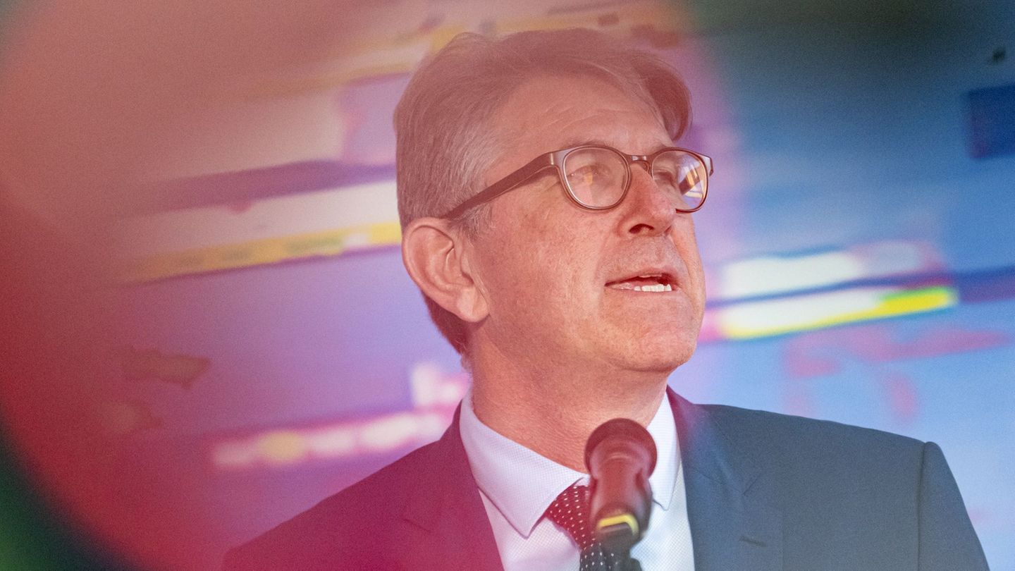 An der Politik von Kulturstaatsminister Wolfram Weimer gibt es heftige Kritik. (Archivbild) Foto: Fabian Sommer/dpa