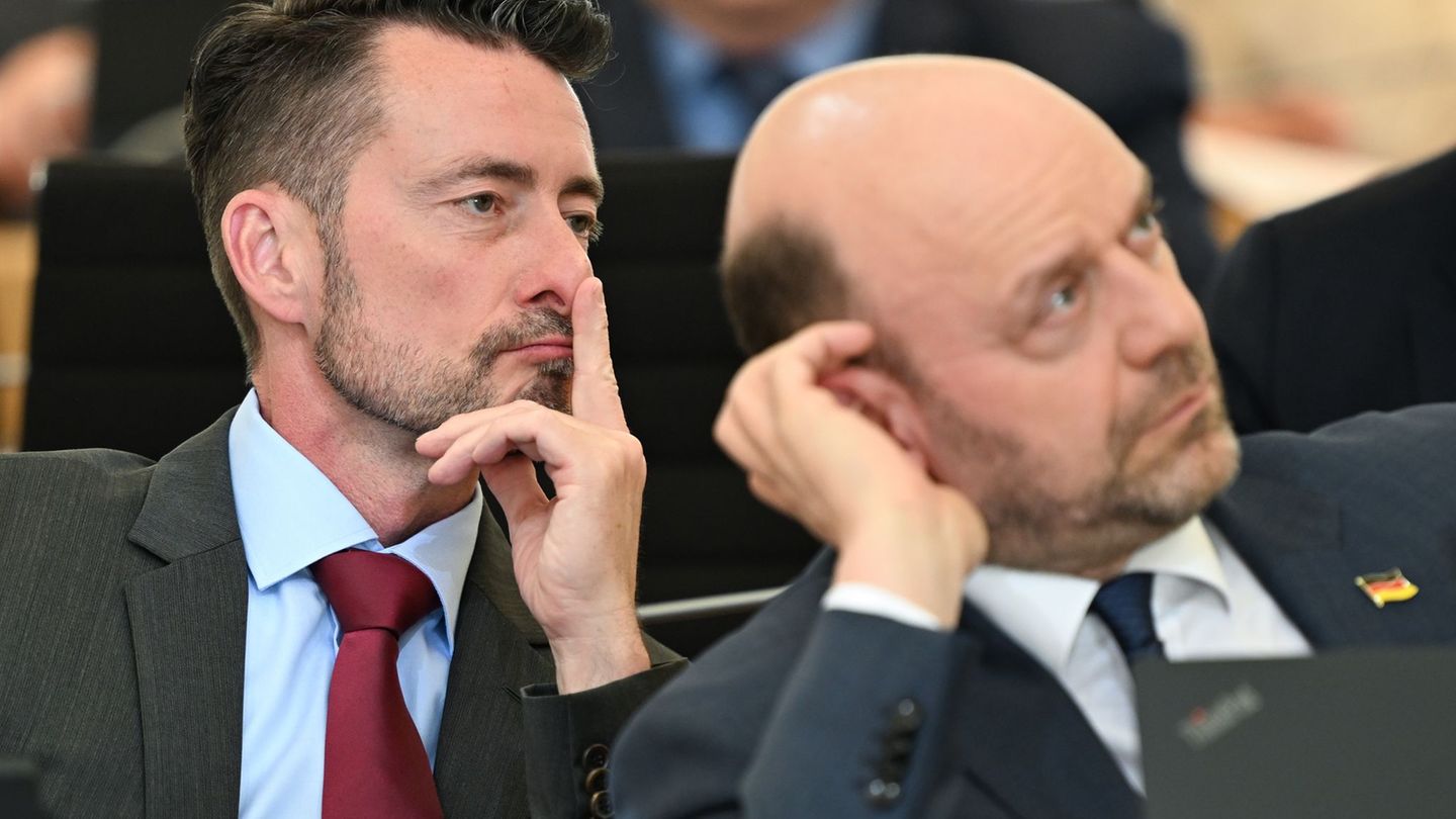 Hessens AfD-Landessprecher Andreas Lichert (l) und Robert Lambrou nehmen Stellung zu den ersten Auszählungen nach den Kommunalwa