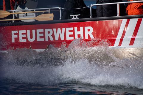 Feuerwehrleute hatten den leblosen Körper im Fluss entdeckt. (Symbolbild) Foto: Stefan Sauer/dpa
