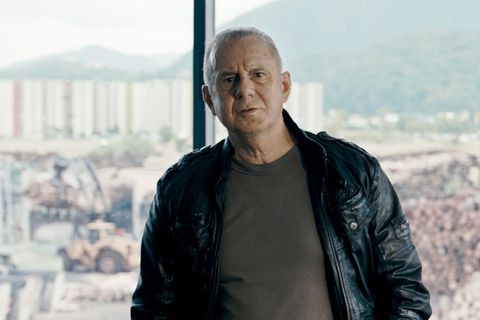 Hans Schüssler (Joachim Król) ist in seine alte Heimatstadt gereist, um das Verschwinden eines Unternehmers aufzuklären.