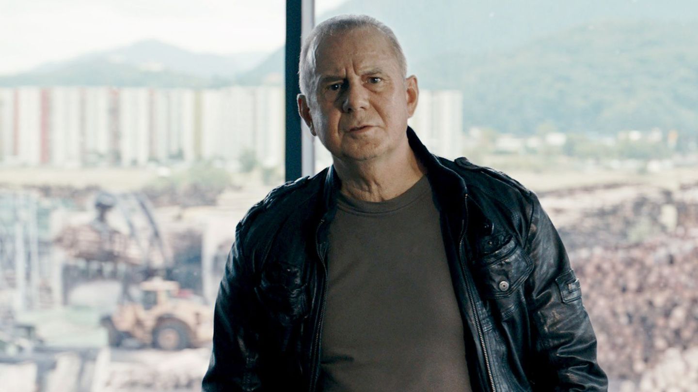 Hans Schüssler (Joachim Król) ist in seine alte Heimatstadt gereist, um das Verschwinden eines Unternehmers aufzuklären.