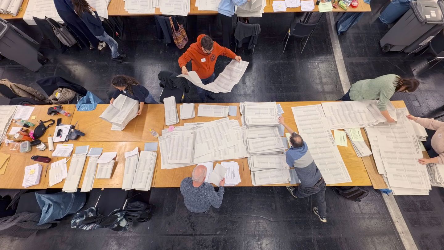 Da die Bürger bei den hessischen Kommunalwahlen besonders viele Möglichkeiten haben, zieht sich die Auszählung aller Stimmen meh