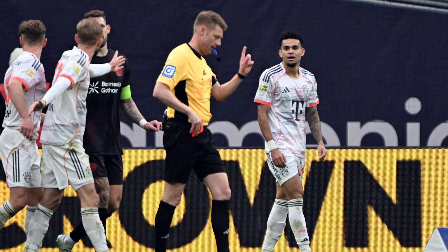 Schiedsrichter Christian Dingert zeigt Luis Diaz (rechts) vom FC Bayern München die gelb-rote Karte