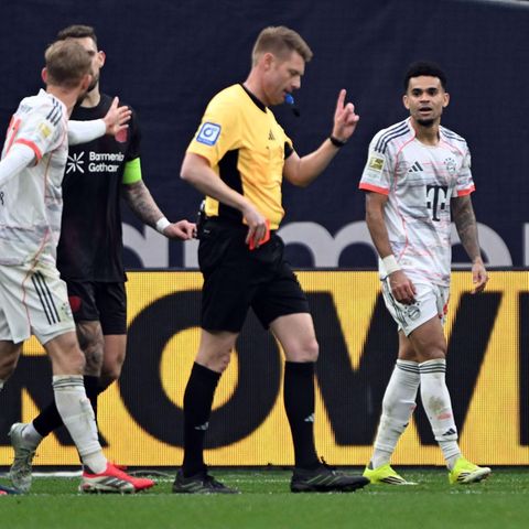 Schiedsrichter Christian Dingert zeigt Luis Diaz (rechts) vom FC Bayern München die gelb-rote Karte