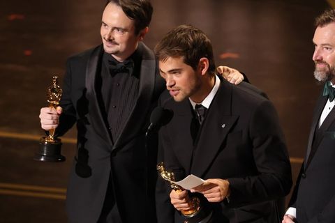 David Breschel, Sam A. Davis und Jack Piatt nehmen ihre Oscar-Statuetten für "The Singers" in Empfang.