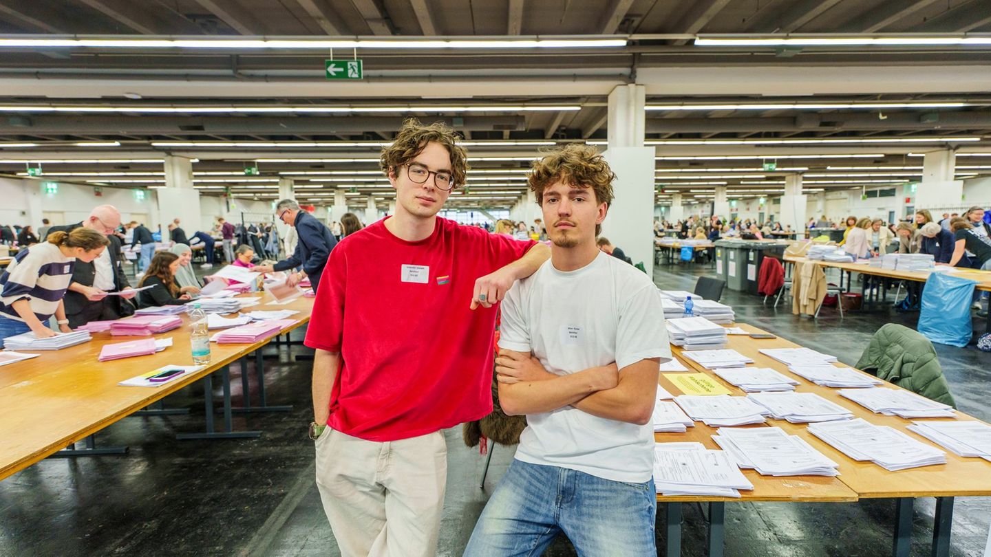 Auch sehr junge Helfer gibt es bei der Auszählung der Kommunalwahlen in Hessen. Foto: Andreas Arnold/dpa