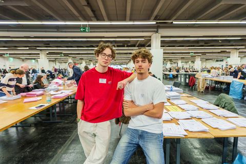 Auch sehr junge Helfer gibt es bei der Auszählung der Kommunalwahlen in Hessen. Foto: Andreas Arnold/dpa