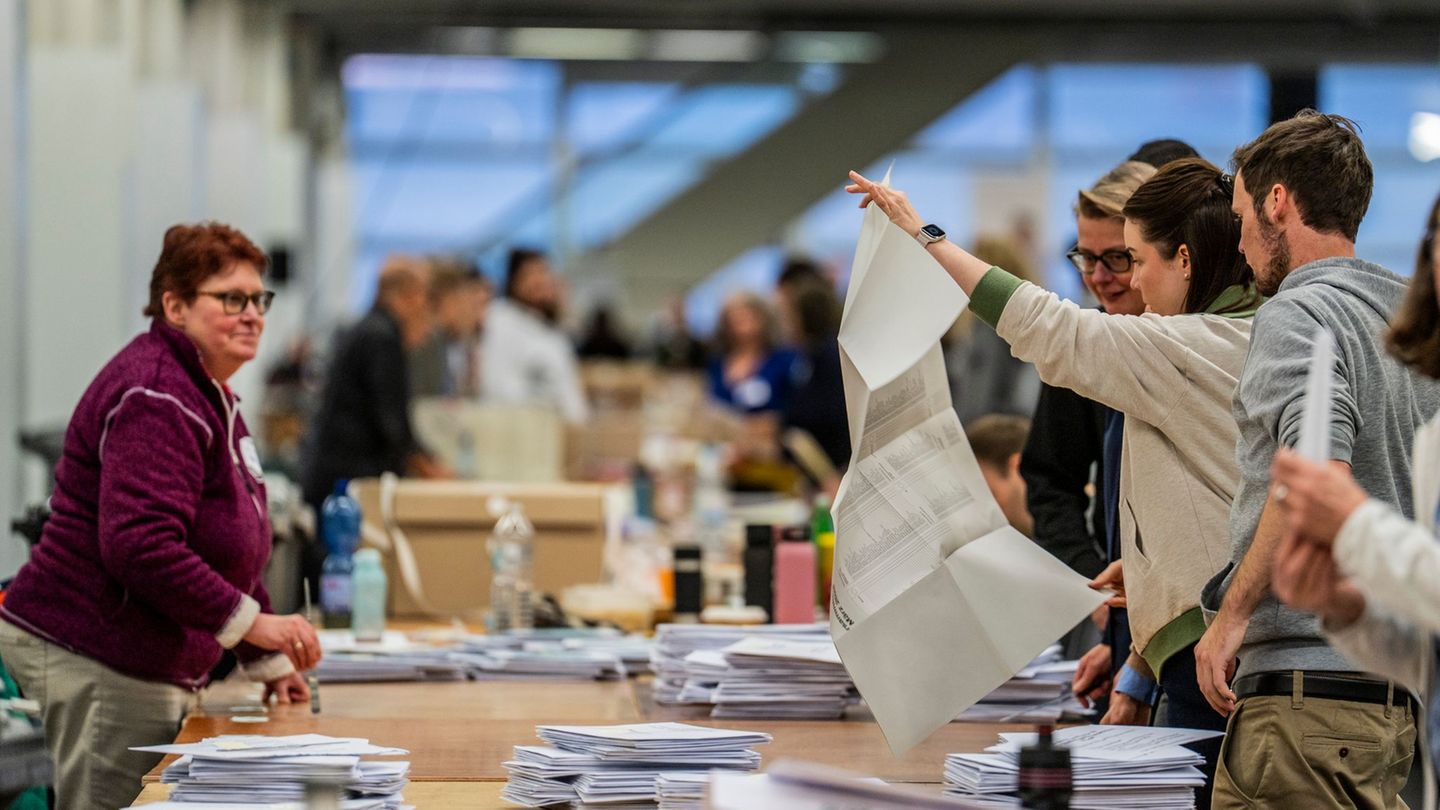 Viele Stimmzettel bei den hessischen Kommunalwahlen sind riesig, weil die Bürger eine große Auswahl für ihre Kreuzchen gehabt ha