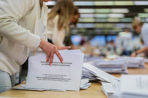 Nach den Kommunalwahlen in Hessen haben Helfer mit der Auszählung der Stimmen begonnen. Foto: Andreas Arnold/dpa