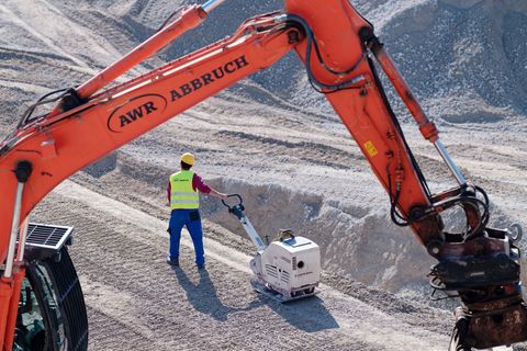 Der lange Arm des Abrisses. (Archivbild) Foto: Uwe Anspach/dpa