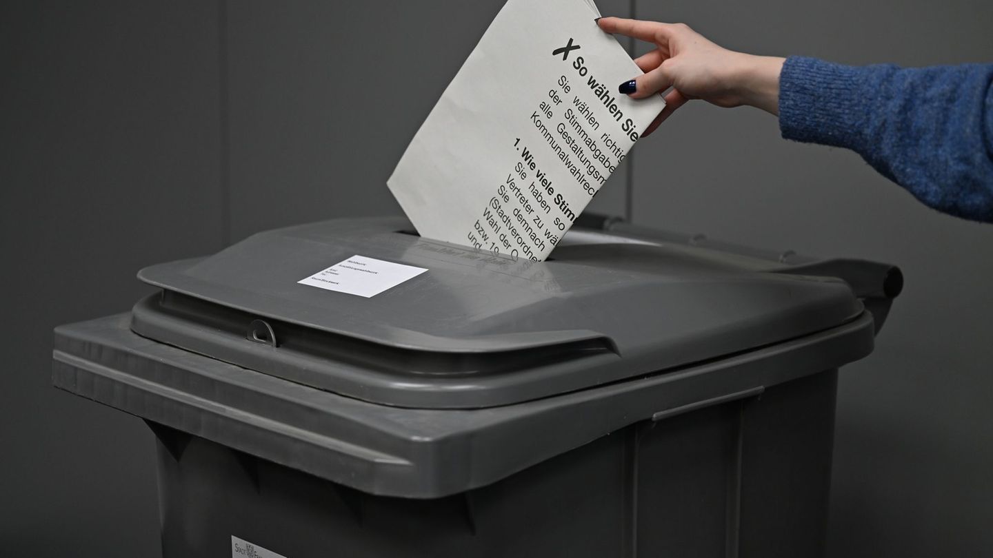 Die städtischen Mitarbeiterinnen und Mitarbeiter müssen vielerorts Stimmzettel auszählen. (Symbolbild) Foto: Michael Brandt/dpa