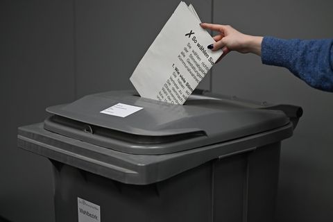 Die städtischen Mitarbeiterinnen und Mitarbeiter müssen vielerorts Stimmzettel auszählen. (Symbolbild) Foto: Michael Brandt/dpa