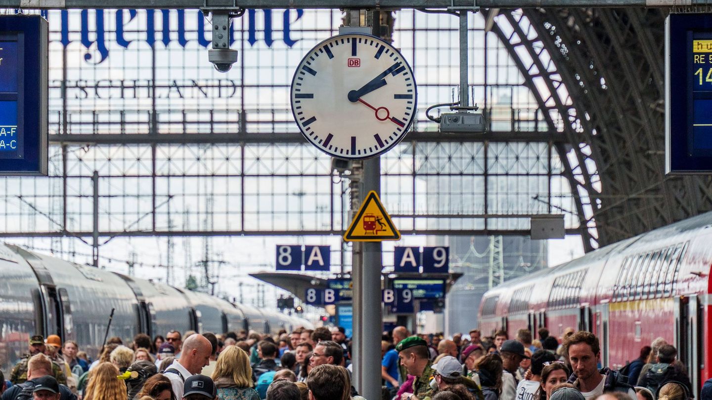 Aufgrund von Bauarbeiten im Rhein-Main-Gebiet erleben Passagiere aktuell hohe Wartezeiten und Ausfälle im Zugverkehr. (Symbolbil