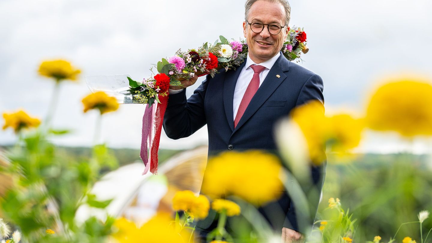 Am Ende der Landesgartenschau in Höxter 2023 hatte der Neusser Bürgermeister Reiner Breuer einen Spaten bekommen. (Archivbild) F