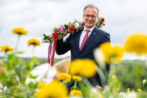 Am Ende der Landesgartenschau in Höxter 2023 hatte der Neusser Bürgermeister Reiner Breuer einen Spaten bekommen. (Archivbild) F