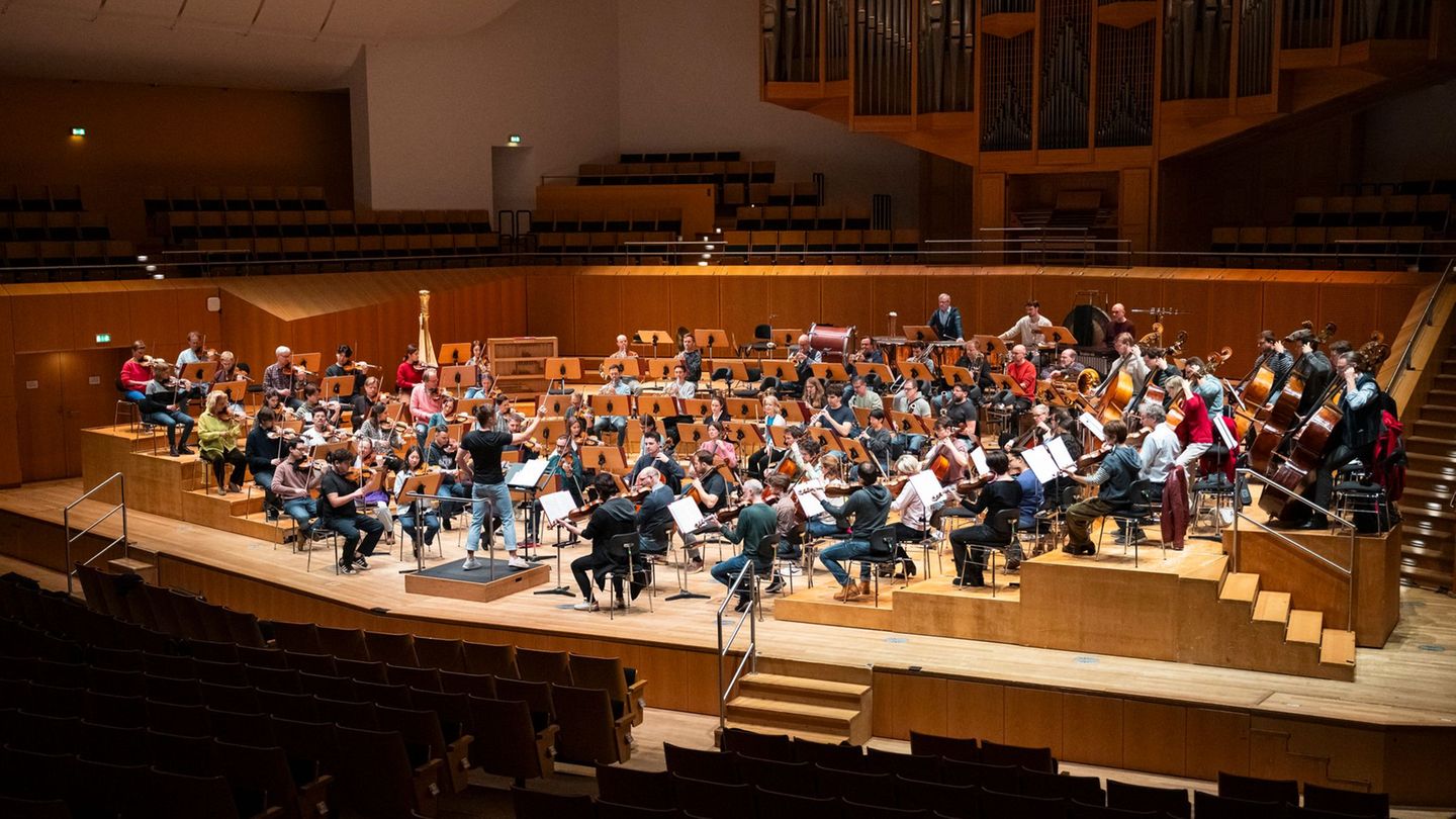 Die Proben für die Jubiläumsgala laufen. Foto: Daniel Vogl/dpa