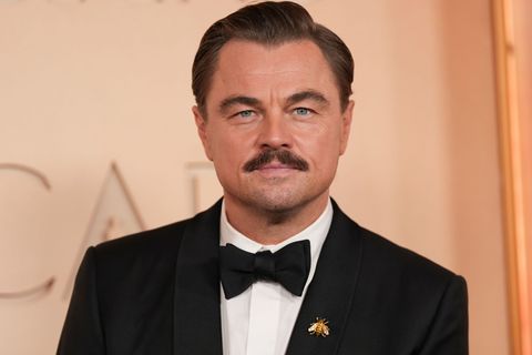Leonardo DiCaprio zeigte sich mit einem Schnauzer auf dem roten Teppich. Foto: Gregory Bull/Invision/AP/dpa