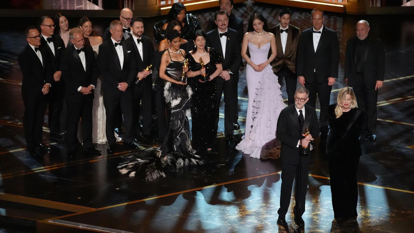 Die Crew vom Film „One Battle After Another“ nimmt den Oscar für den besten Film entgegen