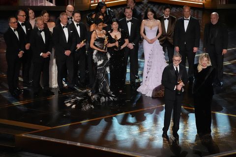 Die Crew vom Film „One Battle After Another“ nimmt den Oscar für den besten Film entgegen