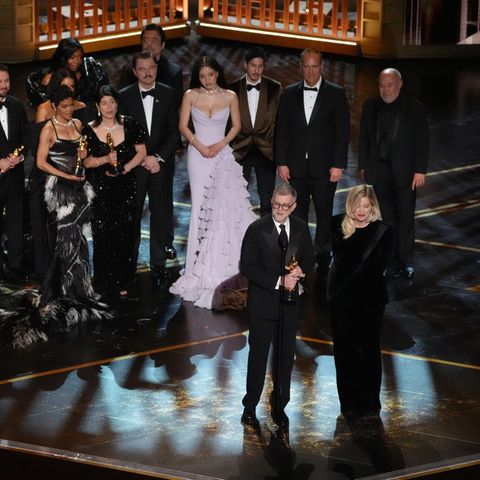 Die Crew vom Film „One Battle After Another“ nimmt den Oscar für den besten Film entgegen