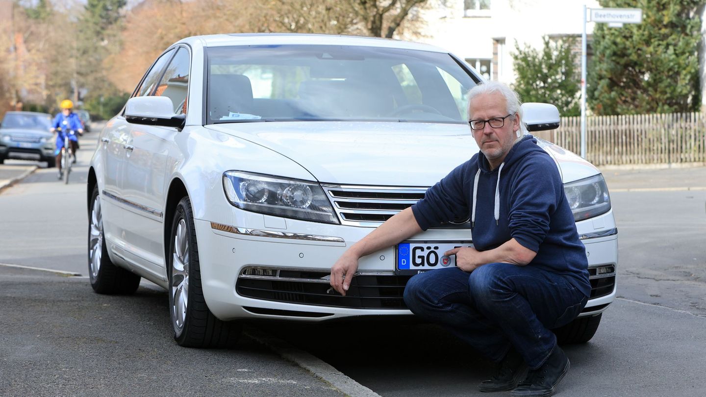Sein GÖ-Kennezeichen hat Friedrich Ach beim Landkreis Göttingen erhalten. Foto: Christian Butt/dpa