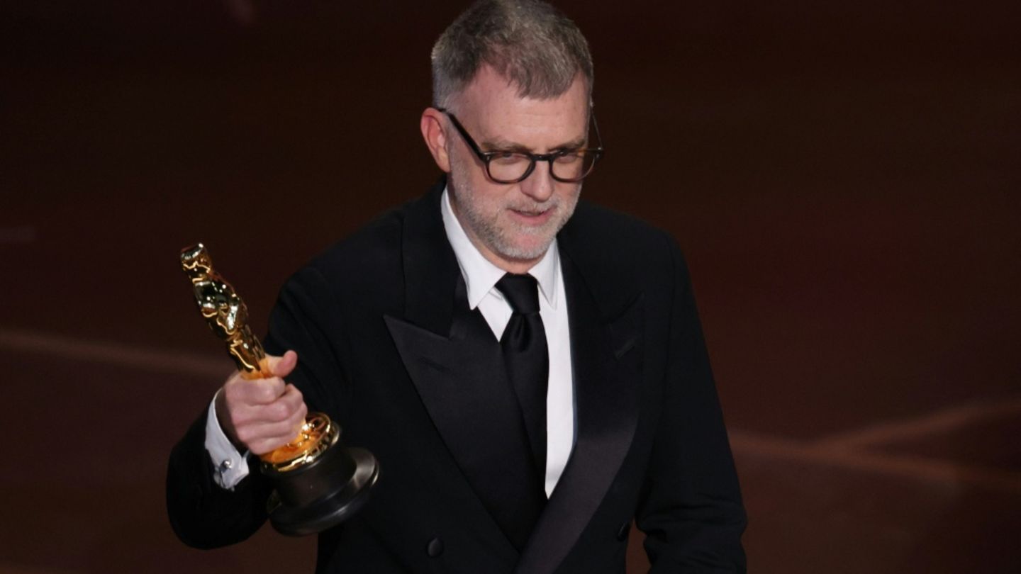 Paul Thomas Anderson mit dem Oscar als bester Regisseur