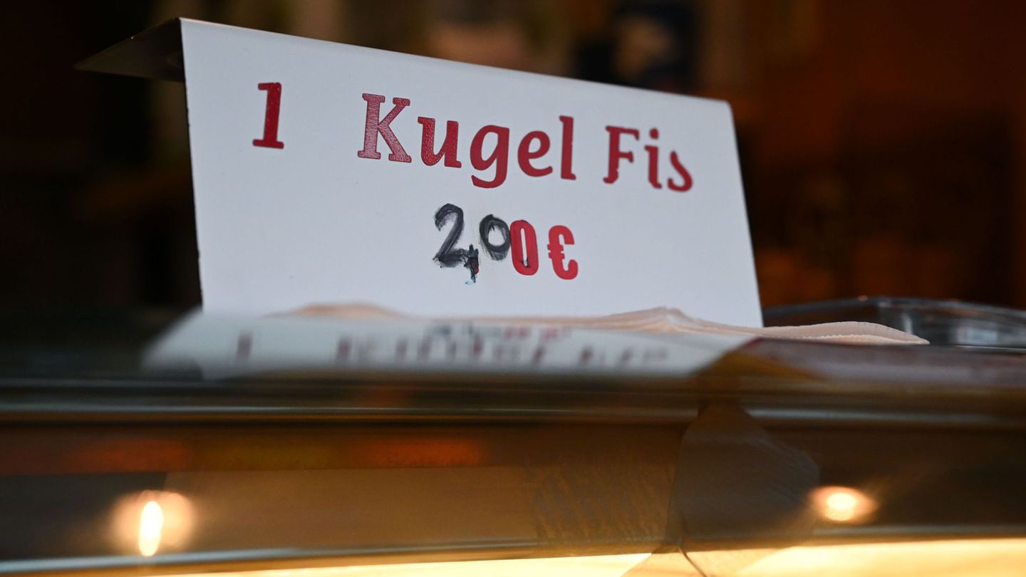 In Braunschweig haben mehrere Eisdielen den Kugelpreis auf zwei Euro gerunden. Foto: Katharina Kausche/dpa