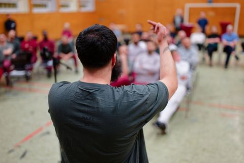 Osca ist nicht nur zum Zuhören gekommen. Er tritt selbst auf. Foto: Uwe Anspach/dpa