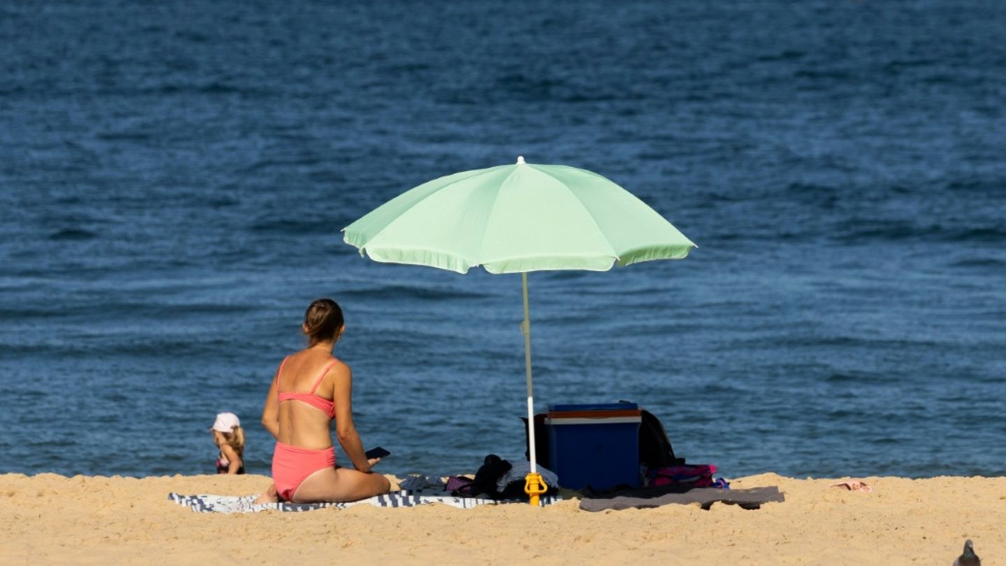 Frau sonnt sich an Strand