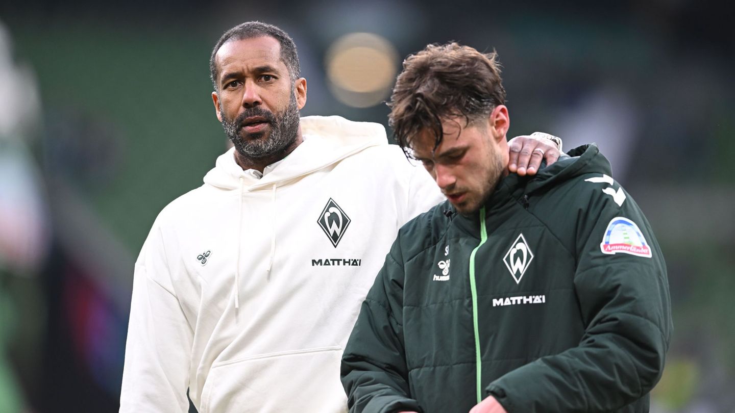Nach der Niederlage gegen Mainz war Bremens Trainer Daniel Thioune als Tröster gefragt. Foto: Carmen Jaspersen/dpa