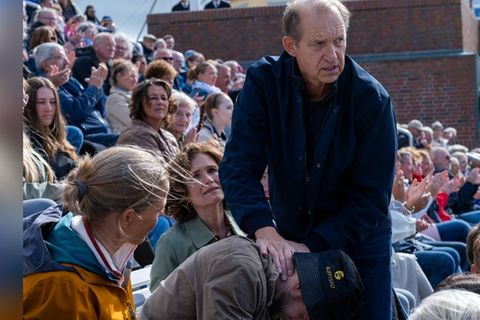 "Nord Nord Mord: Sievers und der letzte Tango": Carl Sievers (Peter Heinrich Brix) kümmert sich um den Zuschauer, der bei eine