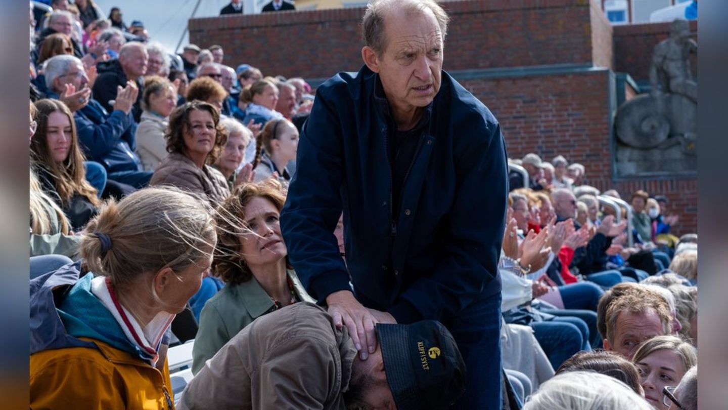 "Nord Nord Mord: Sievers und der letzte Tango": Carl Sievers (Peter Heinrich Brix) kümmert sich um den Zuschauer, der bei eine