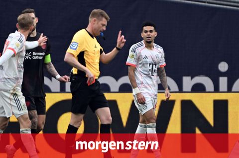 Christian Dingert gibt Diaz Gelb-Rot, die Bayern-Spieler protestieren. Die Entscheidung ist hart. Aber eine Zumutung?