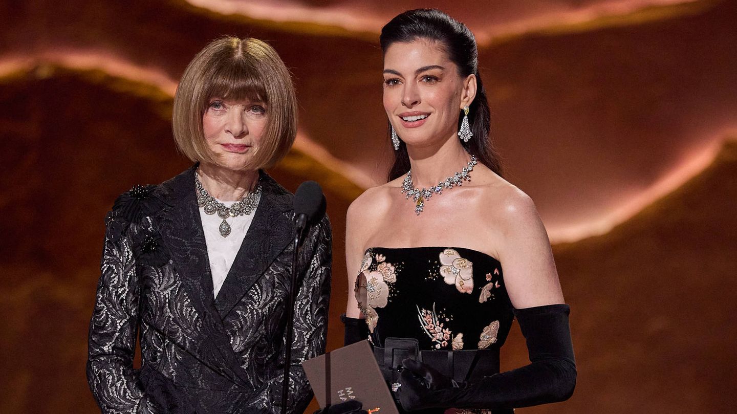 Die Oscars 2026 setzten auch auf Nostalgie: Anne Hathaway mit „Vogue“-Legende Anna Wintour - der Inspiration hinter "Der Teufel trägt Prada"