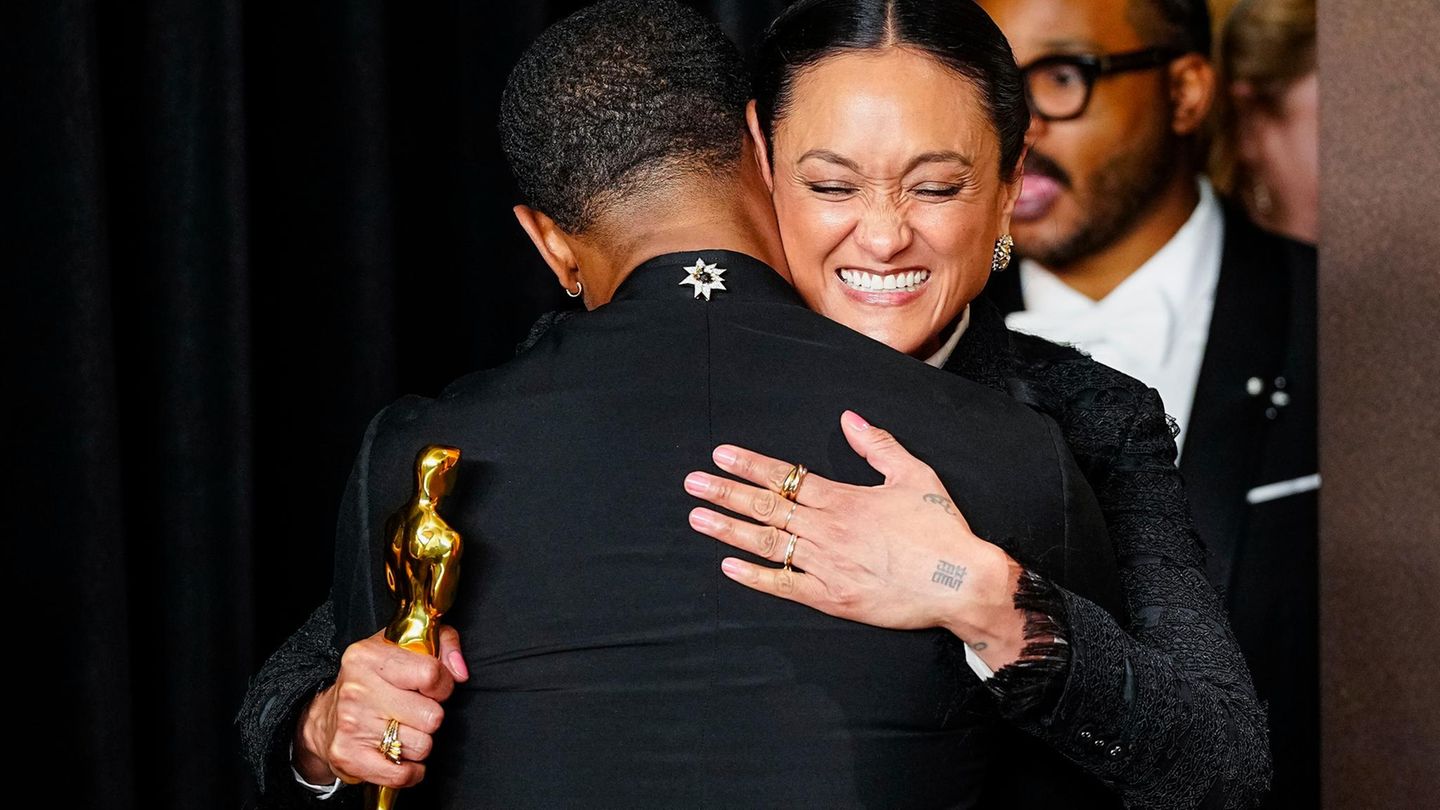 Oscars 2026: Michael B. Jordan in inniger Umarmung mit Autumn Durald Arkapaw