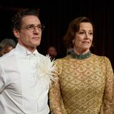 Ohne seinen berühmten Schnauzer kaum wiederzuerkennen: Pedro Pascal hinter der Bühne mit Sigourney Weaver. Die beiden vergaben den Preis für das beste Produktionsdesign.