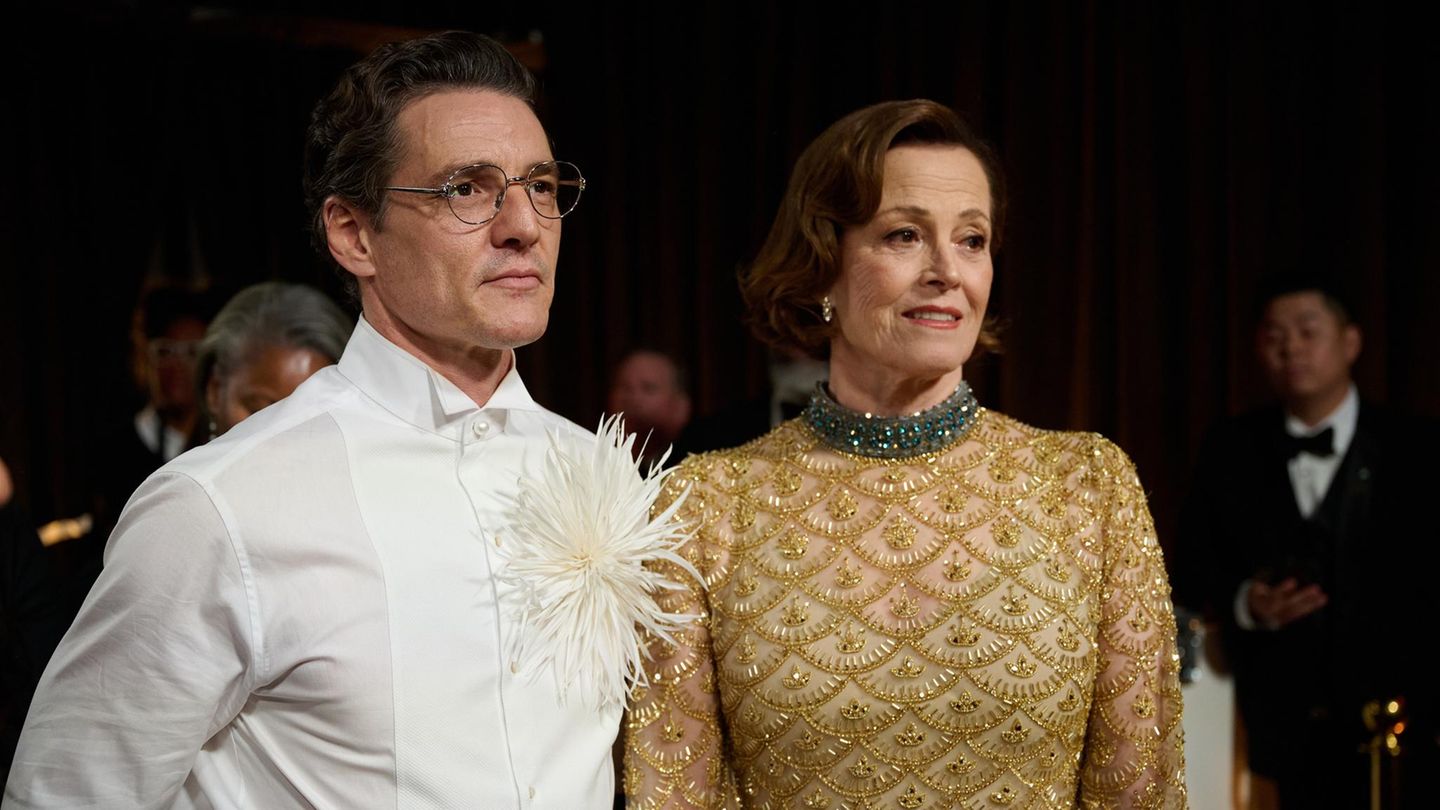 Ohne seinen berühmten Schnauzer kaum wiederzuerkennen: Pedro Pascal hinter der Bühne mit Sigourney Weaver. Die beiden vergaben den Preis für das beste Produktionsdesign.
