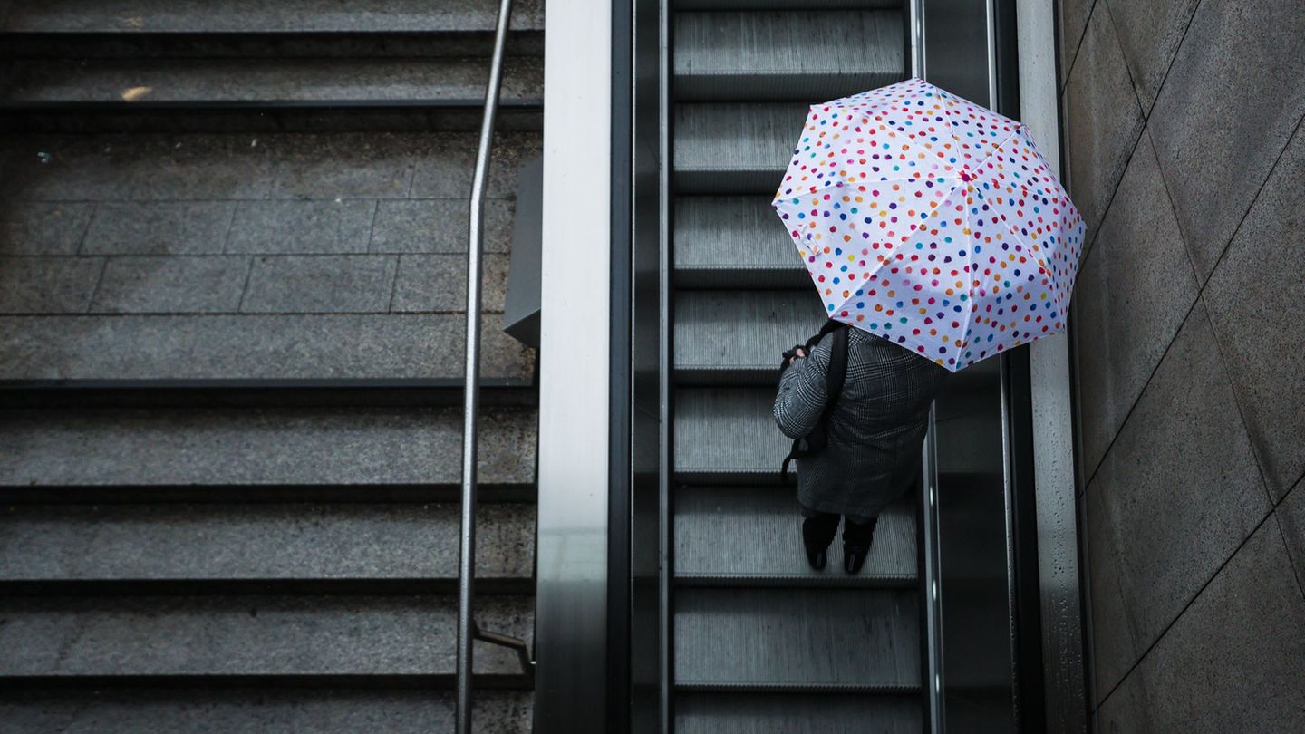 Wer am Montag raus will, braucht Regenschirm und Jacke. Foto: Christoph Schmidt/dpa